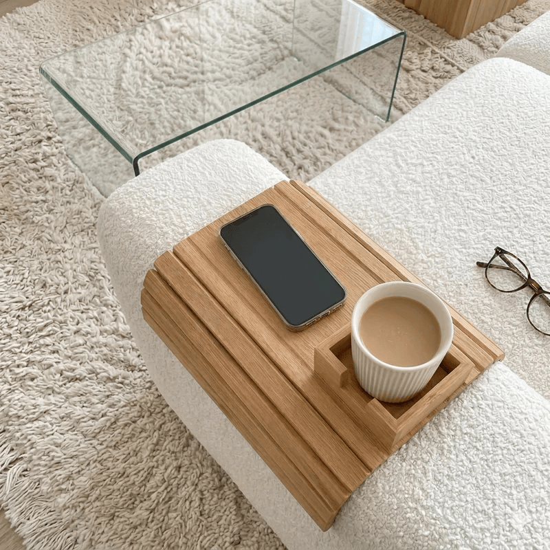 מגש ספה במבוק אלגנטי – שולחן יציב על כל ספה